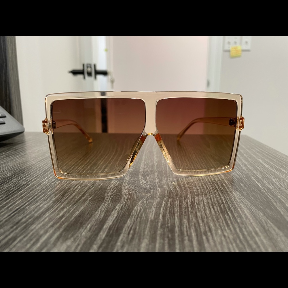 Woman’s Grfisia oversized sunglasses